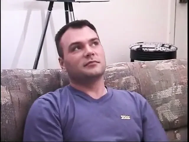 Genç inek adam erkek arkadaşının götünü sikmesi için bacaklarını geniş açıyor