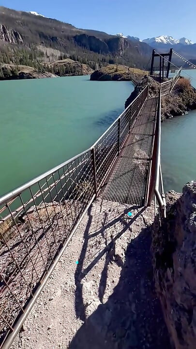 Ayak fetişi açık havada köprü geçişi