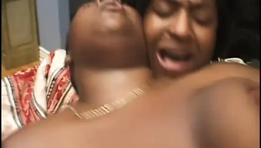 Olgun iri güzel kadın zenci cazibesi genç tombul hottietaresha'yı çift taraflı dildoyla biraz eğlenmeye davet ediyor