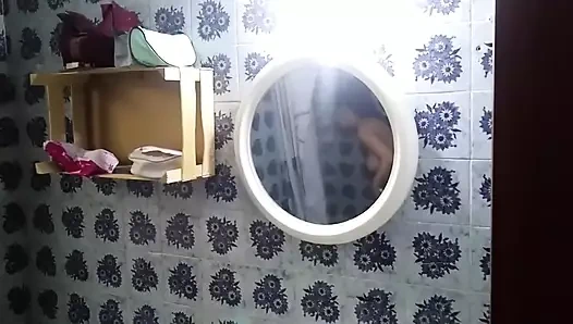 Duş alırken üvey kız kardeşimi izliyorum