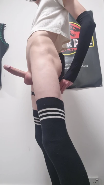 Femboy dildosunu olabildiğince uzağa ittikten sonra boşalıyor