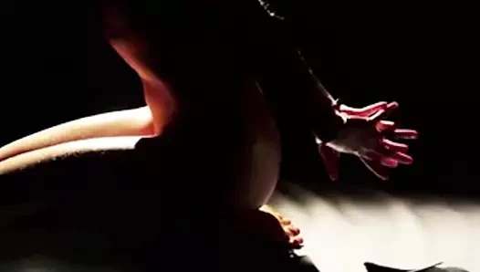 yağlanmış &amp; kelepçeli kendini esaret sarışın güzellik