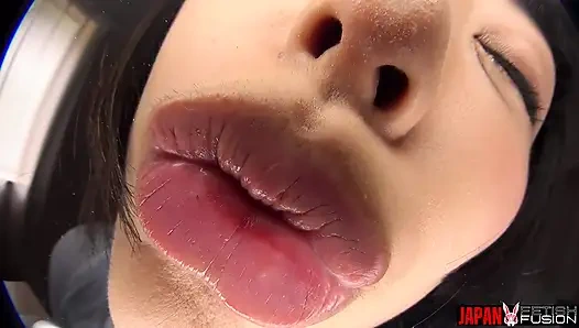 Yüz yalama idol bakış açısı - yua nanami dilini mercek karşısında bulıyor, gözleri ile seni yerine sabitlerken kalın tükürük izi sürüyor