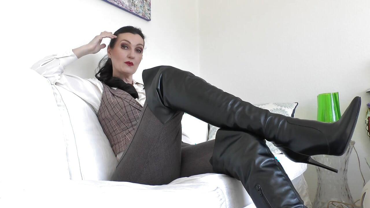 Yüksek topuklu çizme tabanlarımı dilinle yala! Lady Victoria Valente