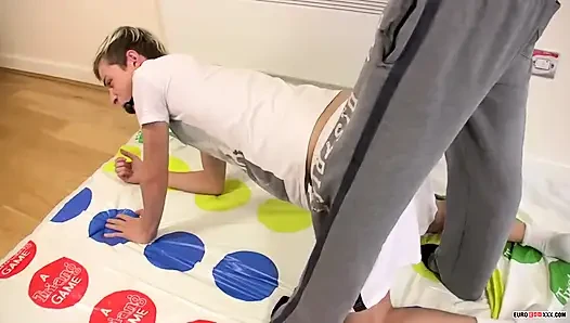 Azgın twister oyunu!