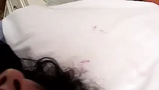 Tıknaz esmer tek başına seksin tadını çıkarıyor