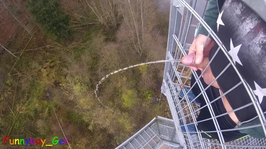 Çok halka açık bir gözetleme kulesinden dışarı işiyorum ve sonra penisime mastürbasyon yapıyorum ve taşaklarım şişman. Ama sonra insanlar...