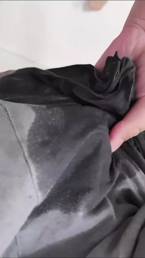 Моя рабыня хотела, чтобы я помыла ее любимую футболку с моим шампанским.