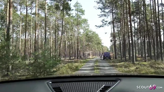 Minyon Alman gözlüklü kız tinyemily araba arızasıyla ilgili yardım için yabancıyla sikişiyor