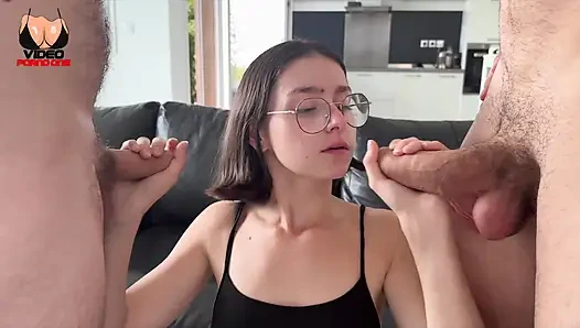 Bu Genç Öğrenci, Aynı Anda Iki Penise Bakmak Için Üçlü Bir Ilişki Istiyordu!