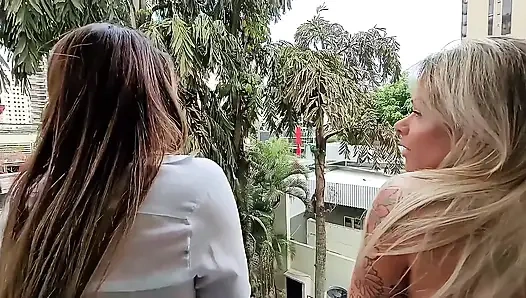 Yaramaz arkadaşımla otel misafiriyle üçlü ilişki yaptık