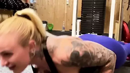 Bayan fitness eğitmeni