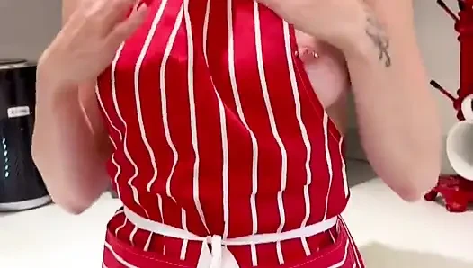 Mutfak Orta Yaşlı Seksi Kadın Yoğurtla Kendini Servis Ediyor