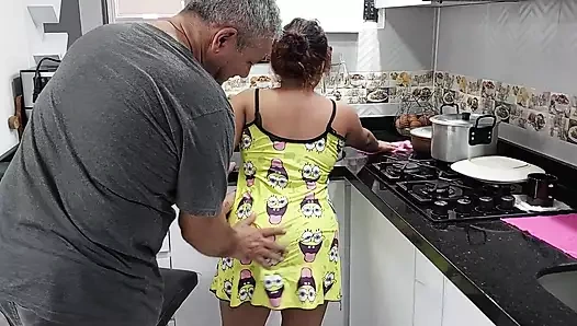 Apu mutfakta küçük Jassi ile azıyor. Onun sıkı amcığını çok iyi sikiyor