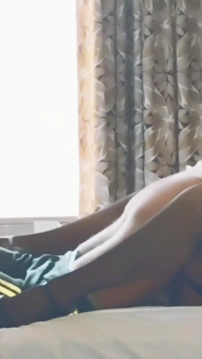 Захватывающий момент из "Встреча с неверной женой в отеле, полный фильм. Она готова к сексу в черном нижнем белье и чулках-сеточках"