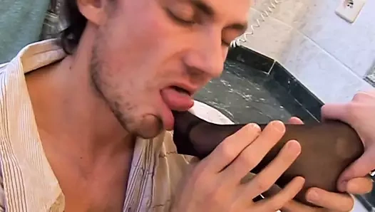 Seksi siyah külotlu çoraplı kadın onu sert boşaltıyor