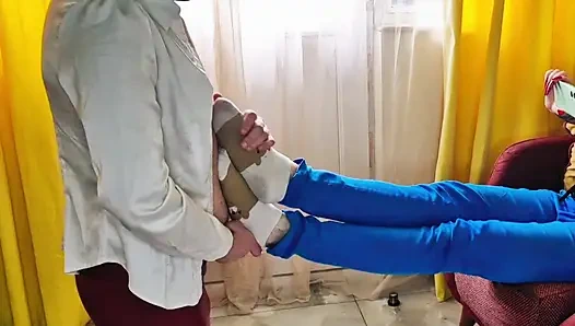 Spor ayakkabıyla uzun bir yürüyüşten sonra ayaklarım terliyor. İtaatkarımın ayak masajı zamanı geldi.