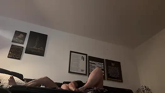 Ev yapımı gerçek çift - evli kadın orgazm olmak için yalanıyor ve sonra pencerenin önünde sikiliyor