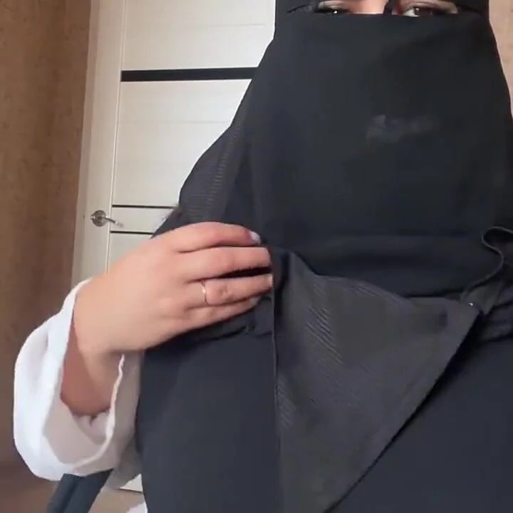 Pembe külotlu tesettürlü Suriyeli kız deliklerini gösteriyor.