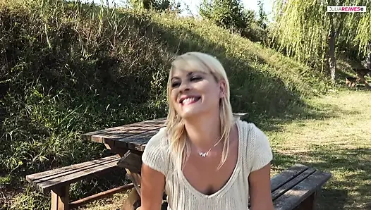 Yürürken açık havada pantolonuma işiyorum