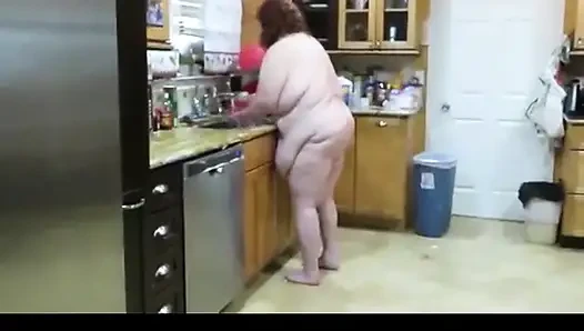 İstenilen video büyük şişman anne orta yaşlı seksi kadın onunla edepsizce konuşurken mutfağı süngeriyle temiziyor