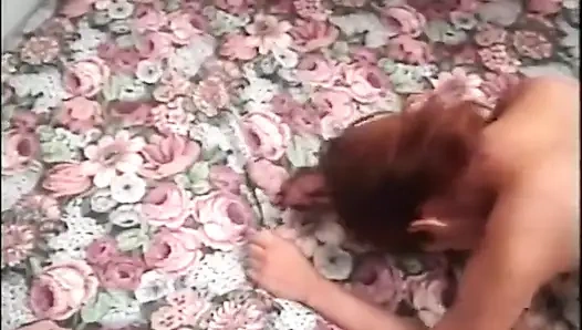 Siyah ve beyaz amcık yatak odasında büyük beyaz yarak emiyor... ağzına boşalma