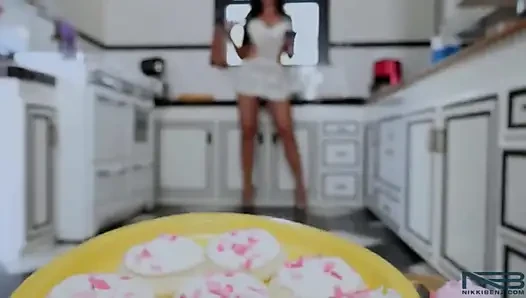 Nikki Benz mutfağı azdırıyor ve ısıtıyor