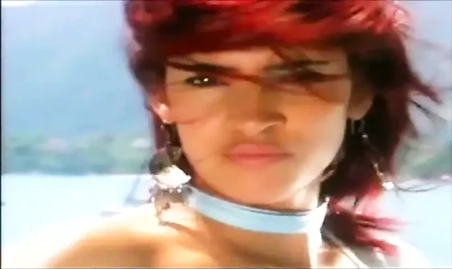 Lezbiyen öpüşmelerinden sonra, bu sarışın sürtükler bu anal üçlü grup sekste yaramazları ortaya çıkarıyor
