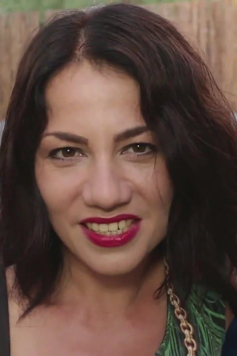 Sen benim tuvalet kölemsin, bu yüzden beni yala!