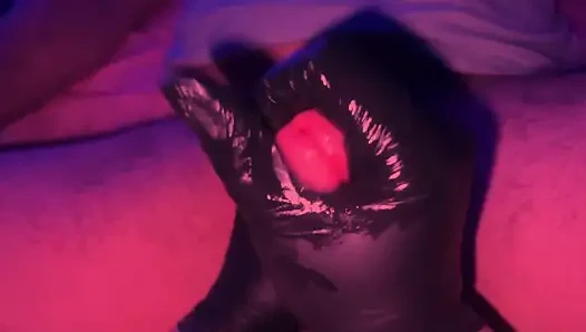 Lateks eldivenlerle tam yarakla mastürbasyon yapıyor