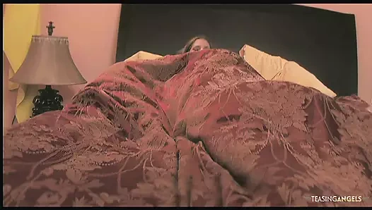 Adam sikini amının derinliklerine sokuyorken küçük göğüsleri titriyor