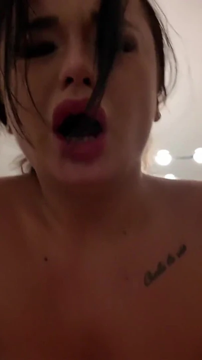 Azgın orta yaşlı seksi kadın üvey oğlu tarafından sert sikişiyor - ateşli orta yaşlı seksi kadın pornosu | Klip 1