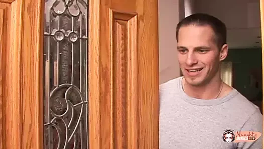 Yaramaz Asyalı kız sert anal seks yapıyor ve üçlü sekste çifte penetrasyon istiyor