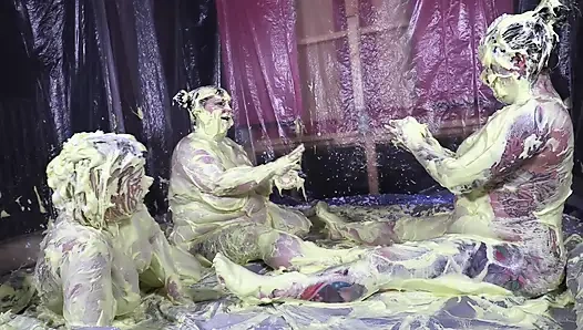 Cheyenne Hannah ve Skyler ile köpük eğlencesi