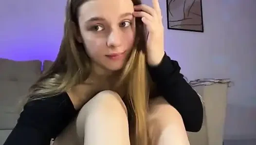 Jucielussie eating pants in public shopping