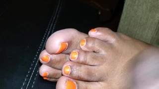 Gece geç saatlerde... turuncu ayak parmaklarında büyük yük