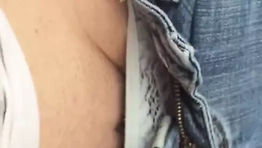 O kedi ve göğüsleri ile oynamak