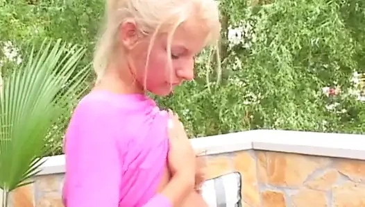 Eva açık havada oynuyor