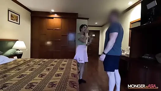 Bu dövmeli Taylandlı amcığını bir yabancıya yıkmak istiyor