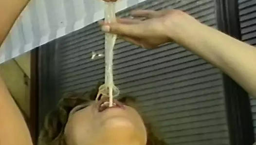 İç çamaşırlı amatör sürtük sert anal seksin tadını çıkarıyor