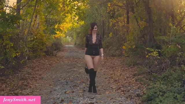 Jeny Smith соблазняет ее жопу и киску на улице