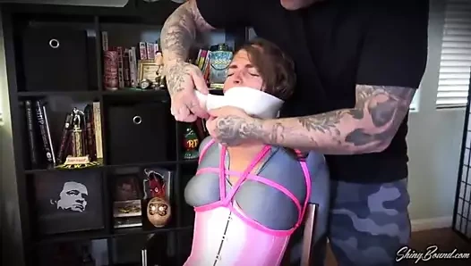 Karly salinas sandalyeli ve bantlanmış