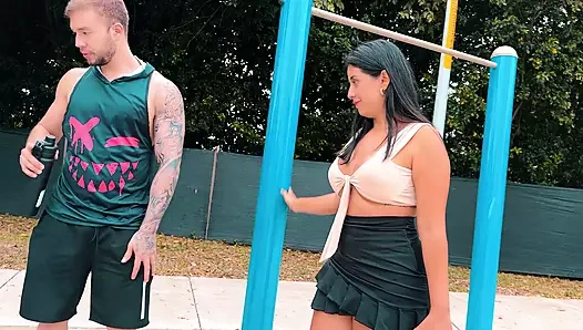 Komşumun genç ve kaslı üvey oğluyla beni sikmek için evime gelmek için flört ediyorum, ben latin orta yaşlı seksi kadınım