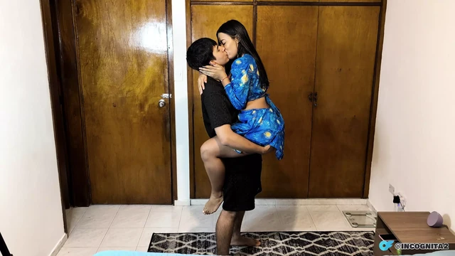 Возбужденные латину входят в дом, чтобы потрахаться