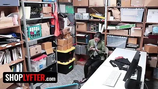 Shoplyfter - sıska yaramaz Asyalı Jade Noir hırsızlık yaparken yakalandı ve memur tarafından disipline edildi