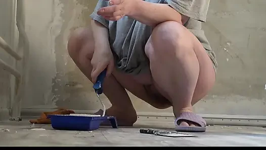 Orta yaşlı seksi kadın külotsuz tadilat yapıyor 1