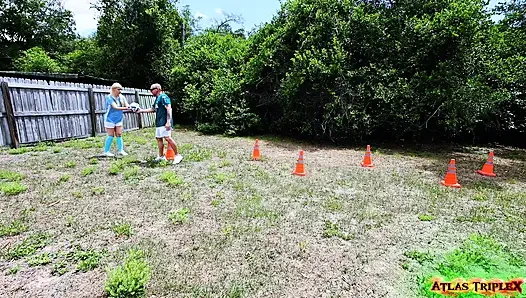 Futbol koçu kadın oyuncuyu ve üvey annesini sikiyor