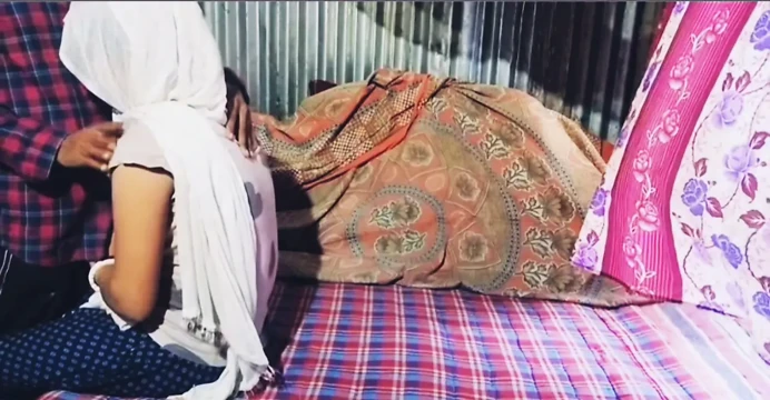Erkek arkadaşım siyah gölge gecenin geç saatlerinde ateşli amcığımı yakaladı ve tutkuyla sikiyor