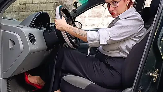 Sekreter arabada pedal çevirirken uyandırılıyor ve mastürbasyonla büyük bir fışkırtma ile bitiyor