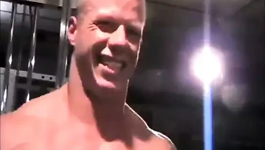 3 spor salonunda yalnız